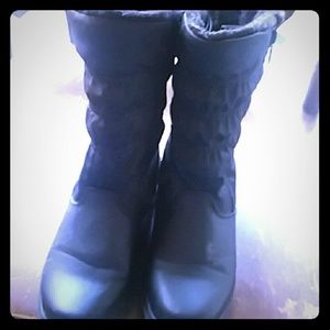Black lightweight winter boots